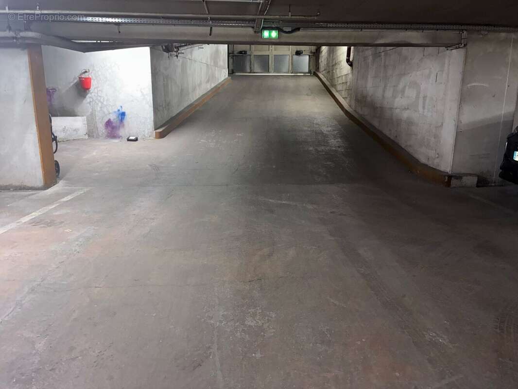 Parking à PARIS-20E