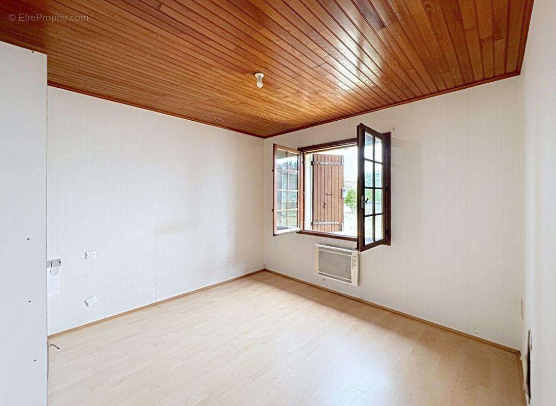 EXCLUSIVITE  A THENAC Maison à rénover de 271 m2 utile - photo 6