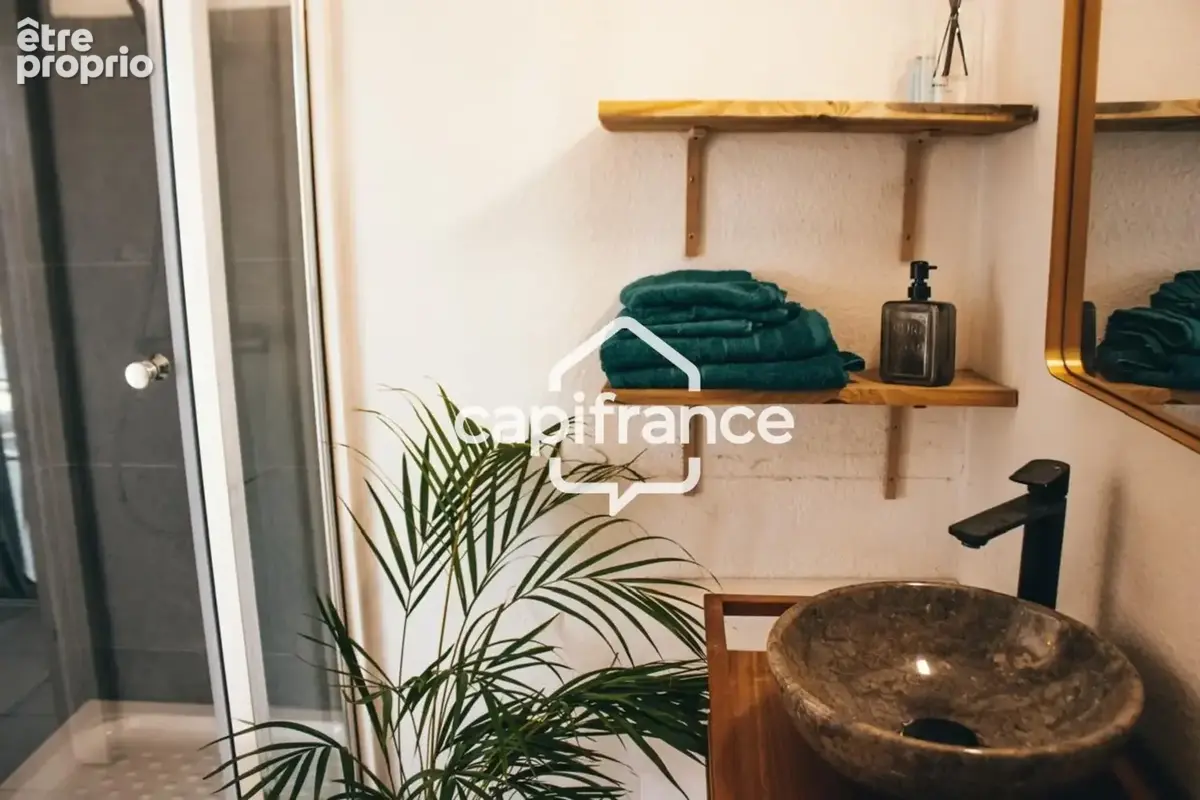 T2 vendu meublé avec terrasse – Saint-François - photo 8