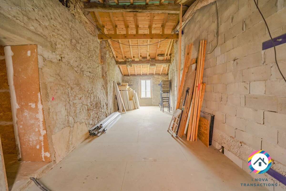 Charme, volume et vue campagne. Ancienne grange en pierre de 160m² - photo 16
