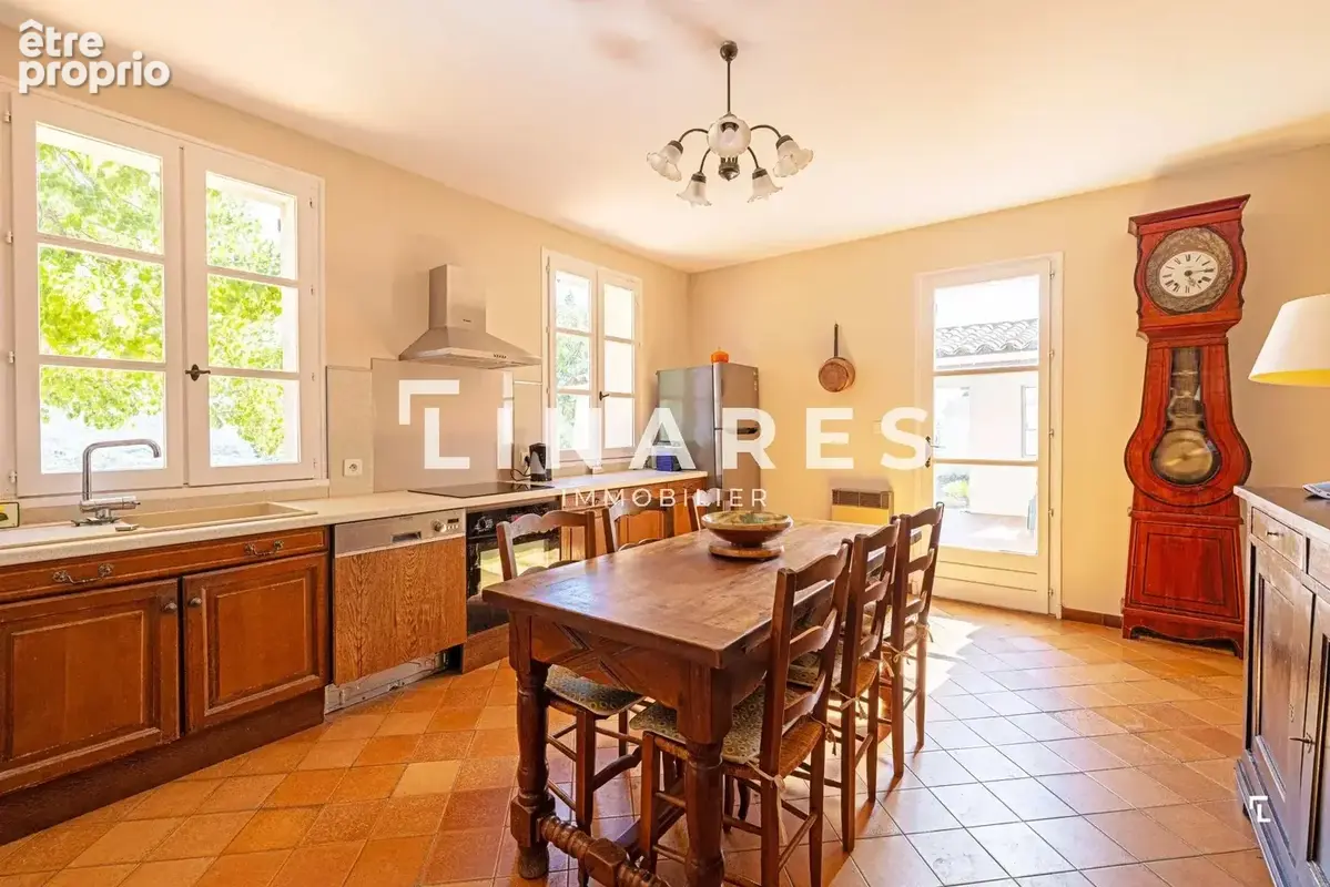 PLEIN SOLEIL - Villa T6 de 206m² - Piscine - Cuisine d'été - Terrain de 3400m² - 13011 LA TREILLE - photo 7