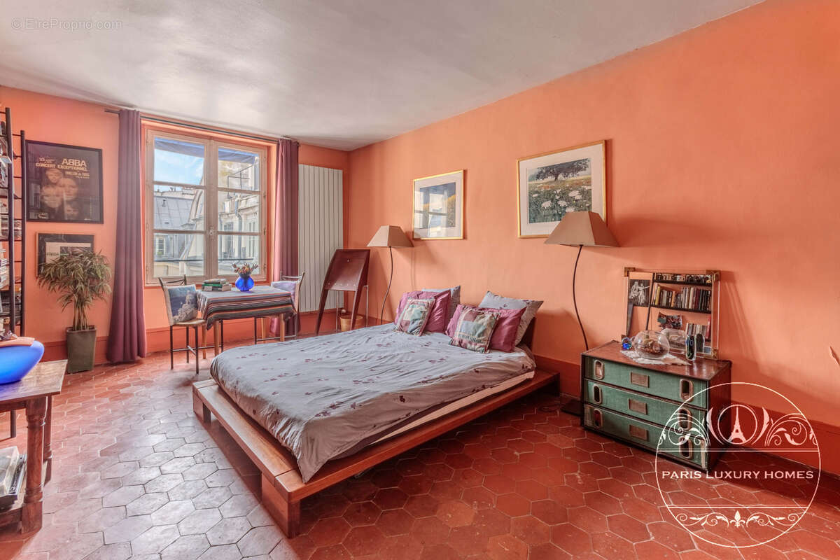 Appartement à PARIS-1E