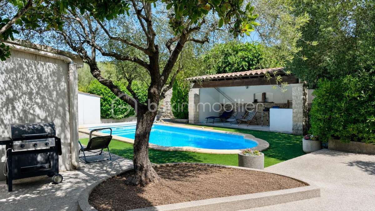 Achat Maison de plain-pied 4 chambres de 127 m² avec Terrain de 1478 m² – Piscine – Garage – Camps-la-Source (83170) - photo 2