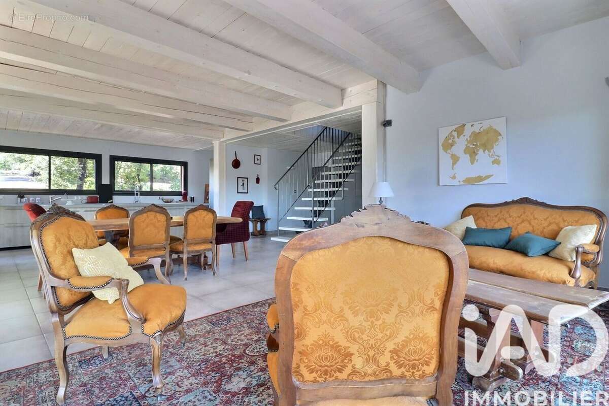 Maison 305 m² à Chateauvert  - photo 3