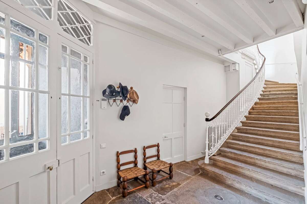 Maison de 260m2 - 1000m2 de terrain - Stationnement - photo 6