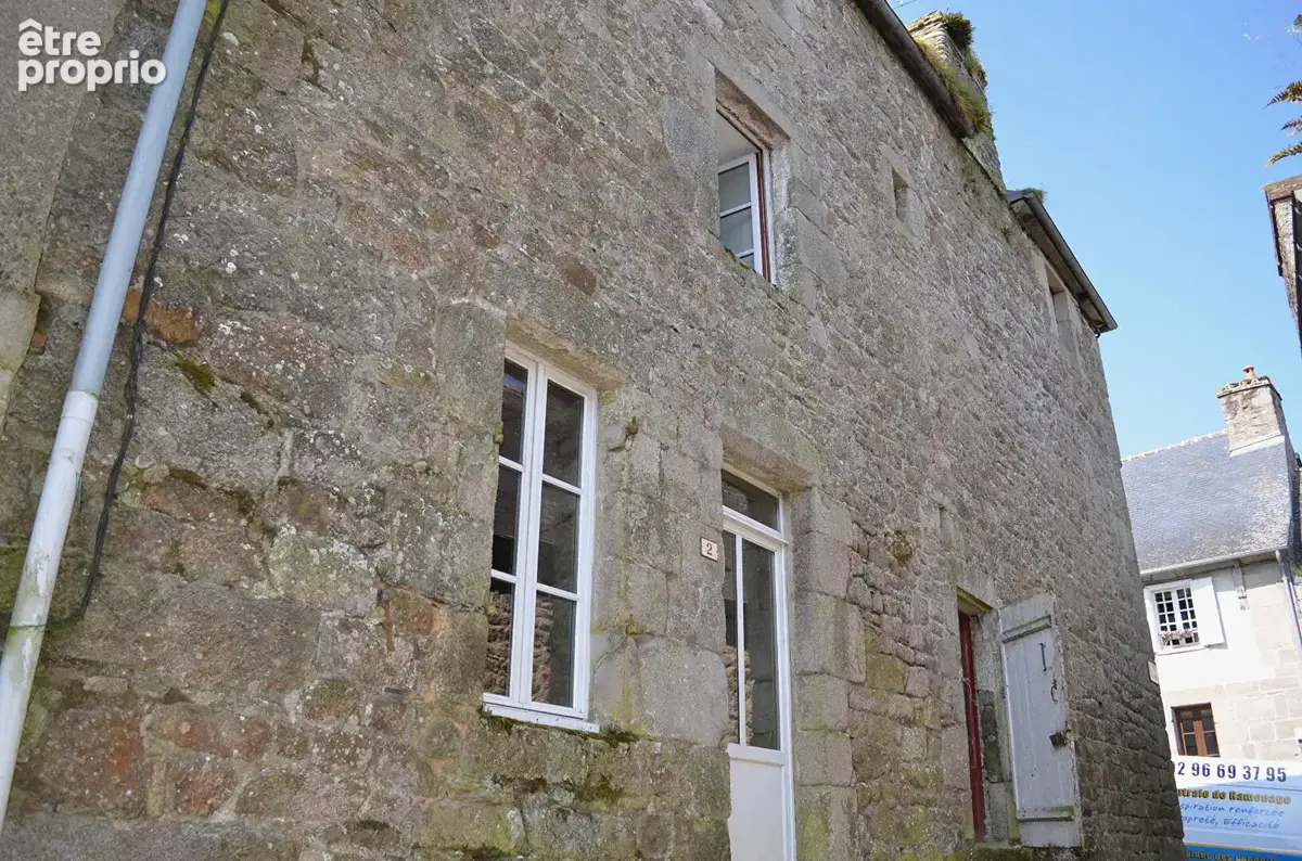 Maison de caractère à rénover au coeur de la  fabuleuse cité médiévale de Moncontour - photo 2