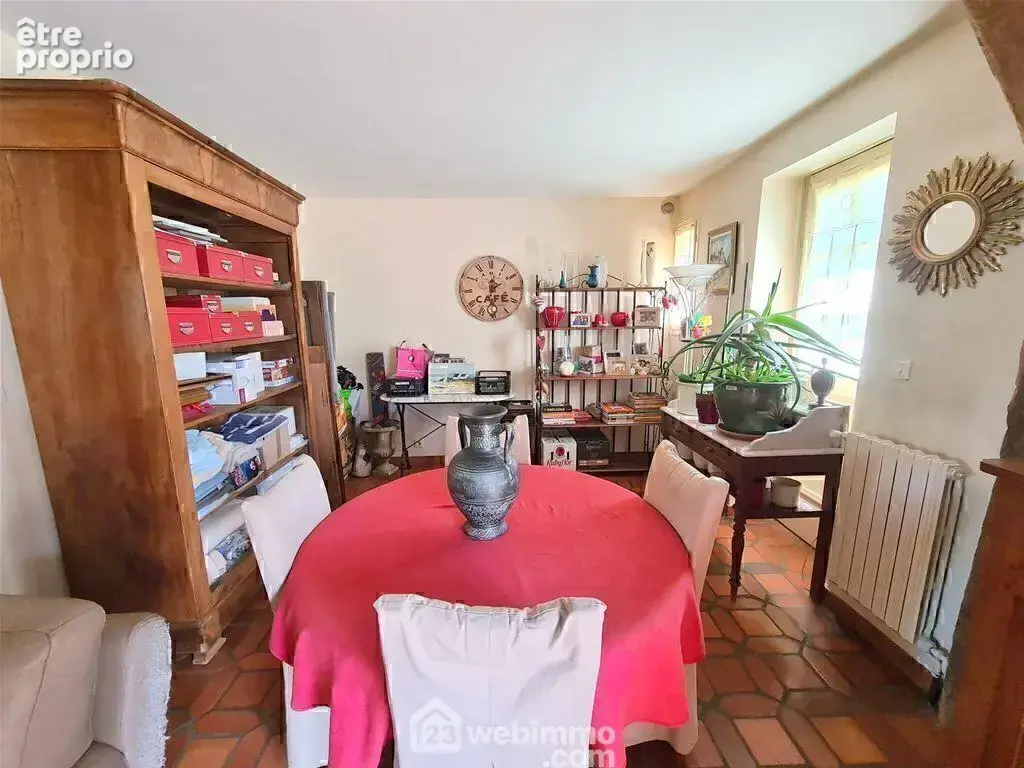 Une salle à manger lumineuse.
