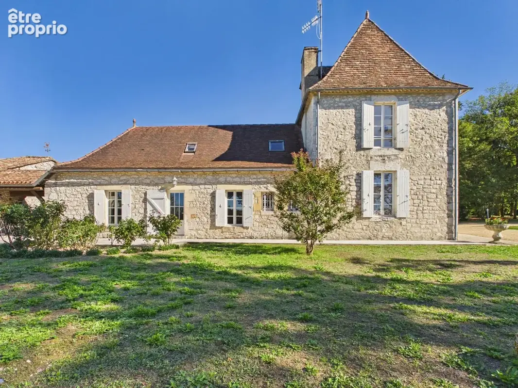 Élégante maison de maître, seconde maison périgourdine et dépendances sur près de 2,5 hectares de parc arboré - photo 1