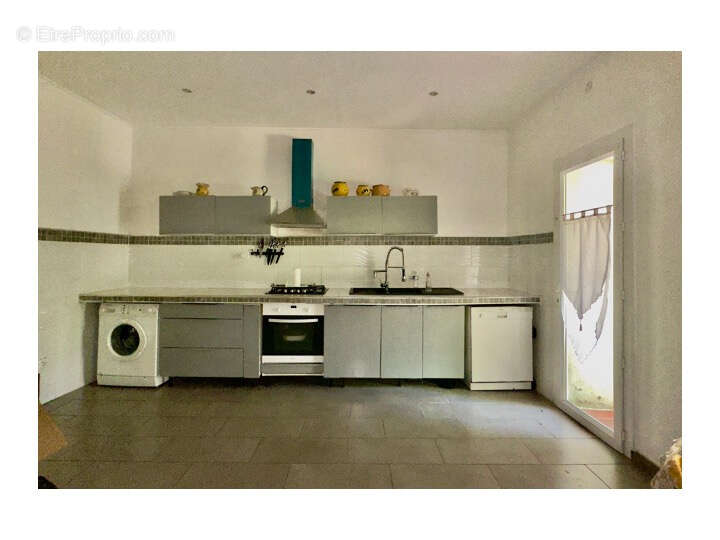 Opportunité à Marseille 10ème : Propriété à Rénover avec potentiel 250 m2 env. surface totale au sol - photo 5