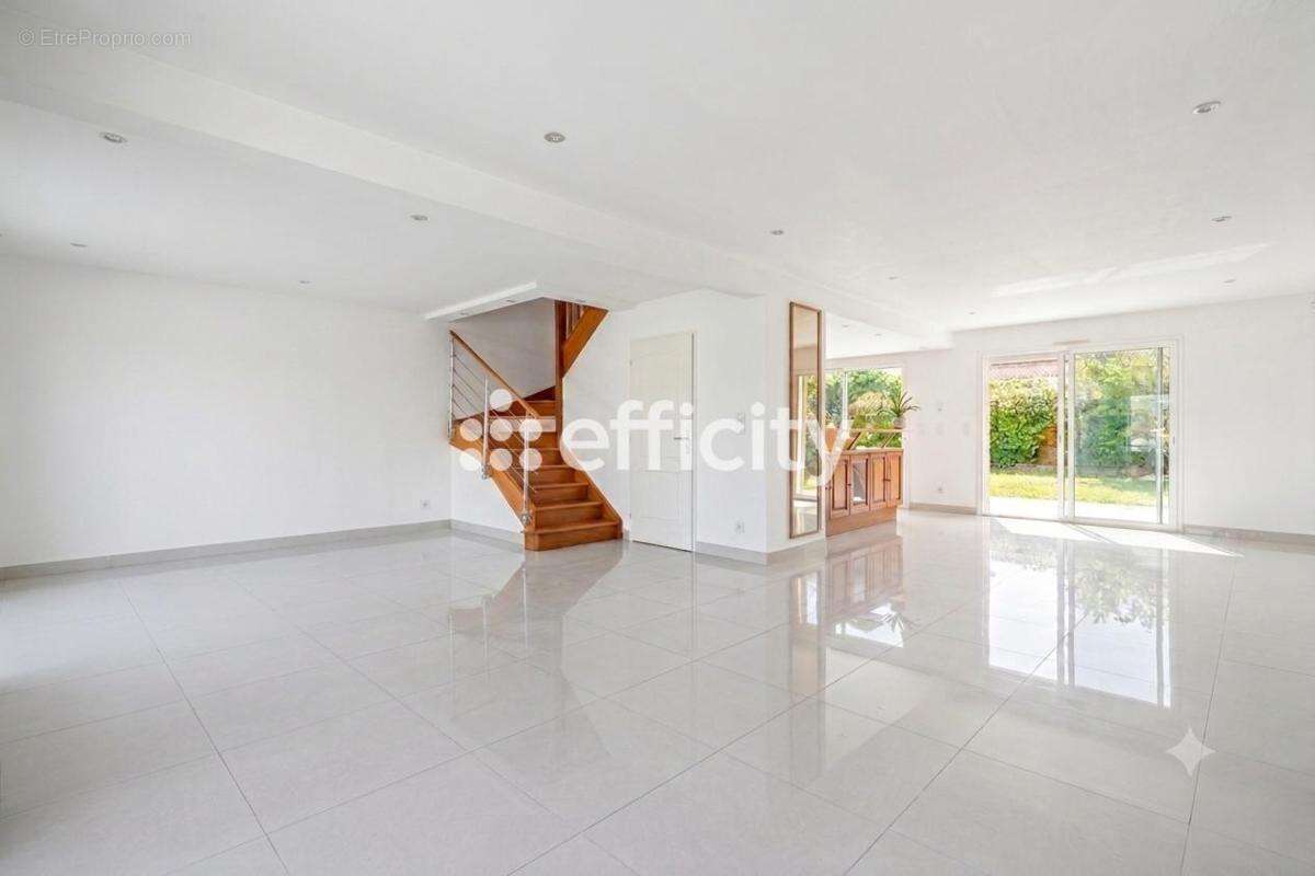 Maison 155 m² à Merignac  - photo 4