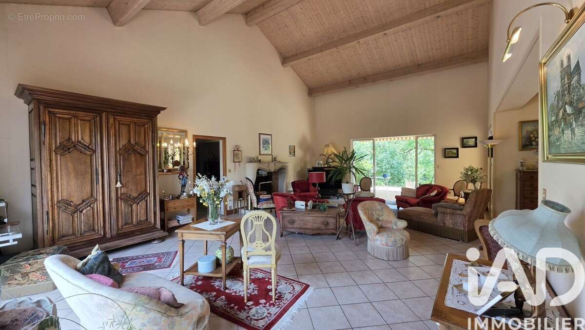 Maison 229 m² à Migne-Auxances  - photo 4