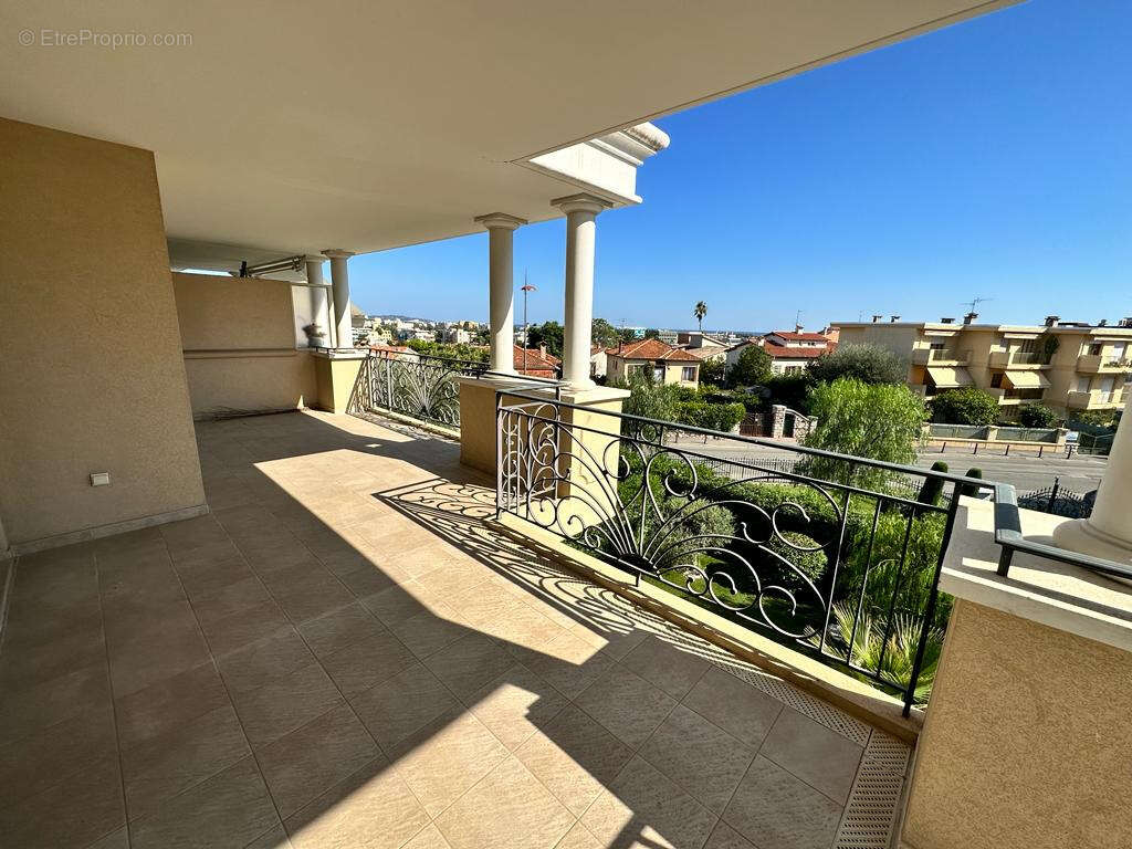 Appartement à SAINT-LAURENT-DU-VAR