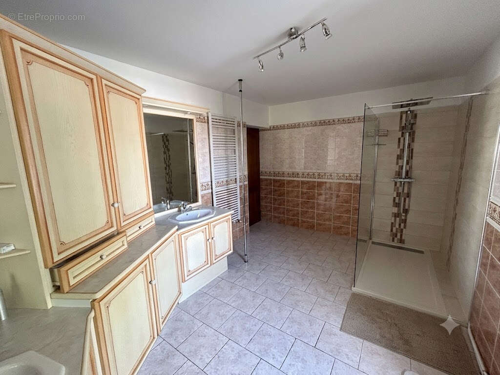 Fermette en L entièrement rénovée avec piscine chauffée développant 240,89 m2 et bâtie sur  2076m2 de terrain - photo 14