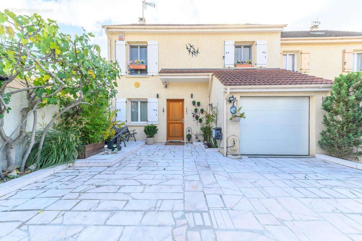 Maison à CLAYE-SOUILLY