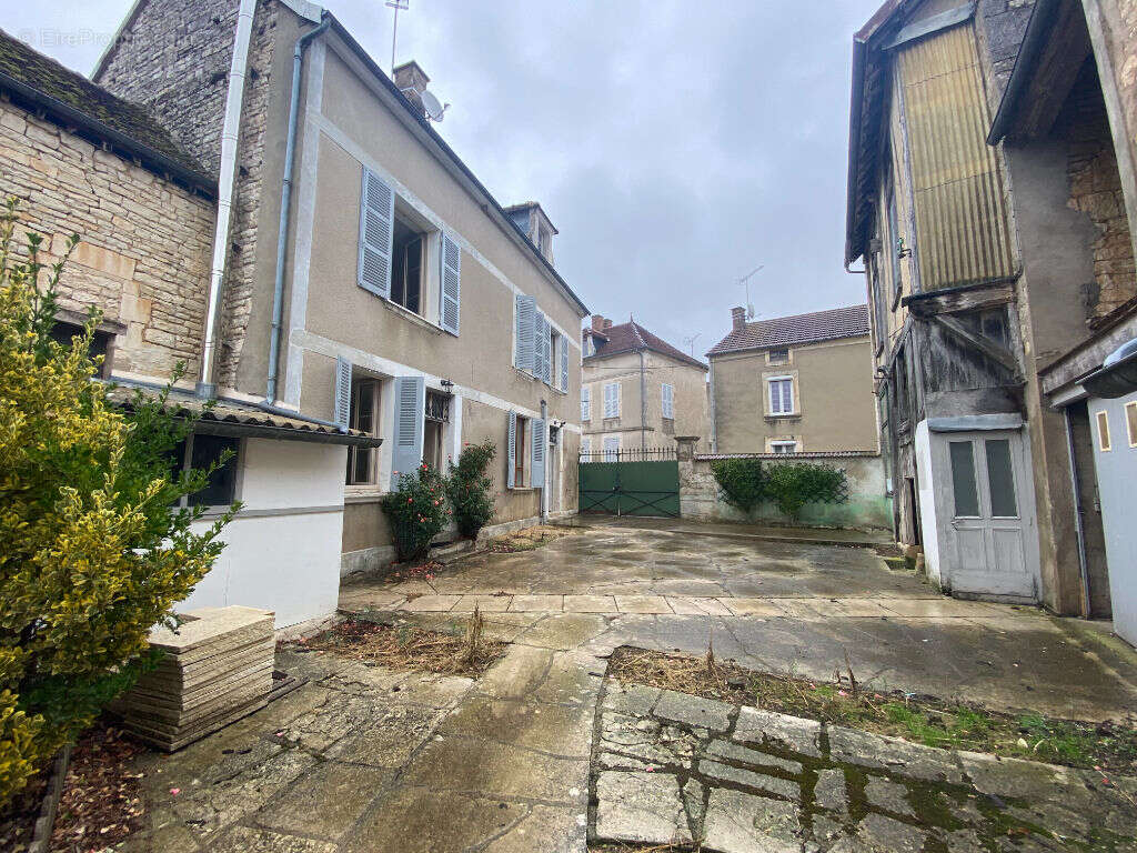 Maison à SAINT-MARTIN-SUR-ARMANCON