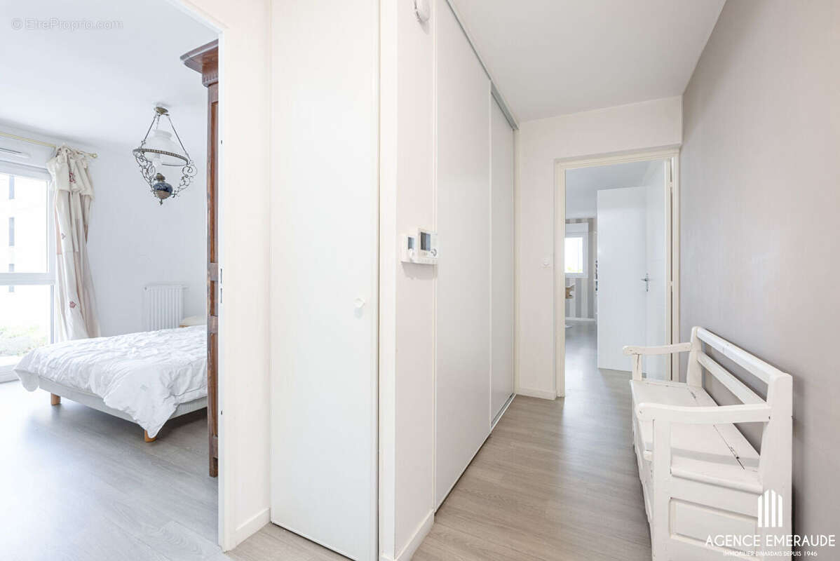 À vendre à Dinard, Appartement T4 avec balcon, garage, parking et cave, à deux pas des commerces et des plages. - photo 4