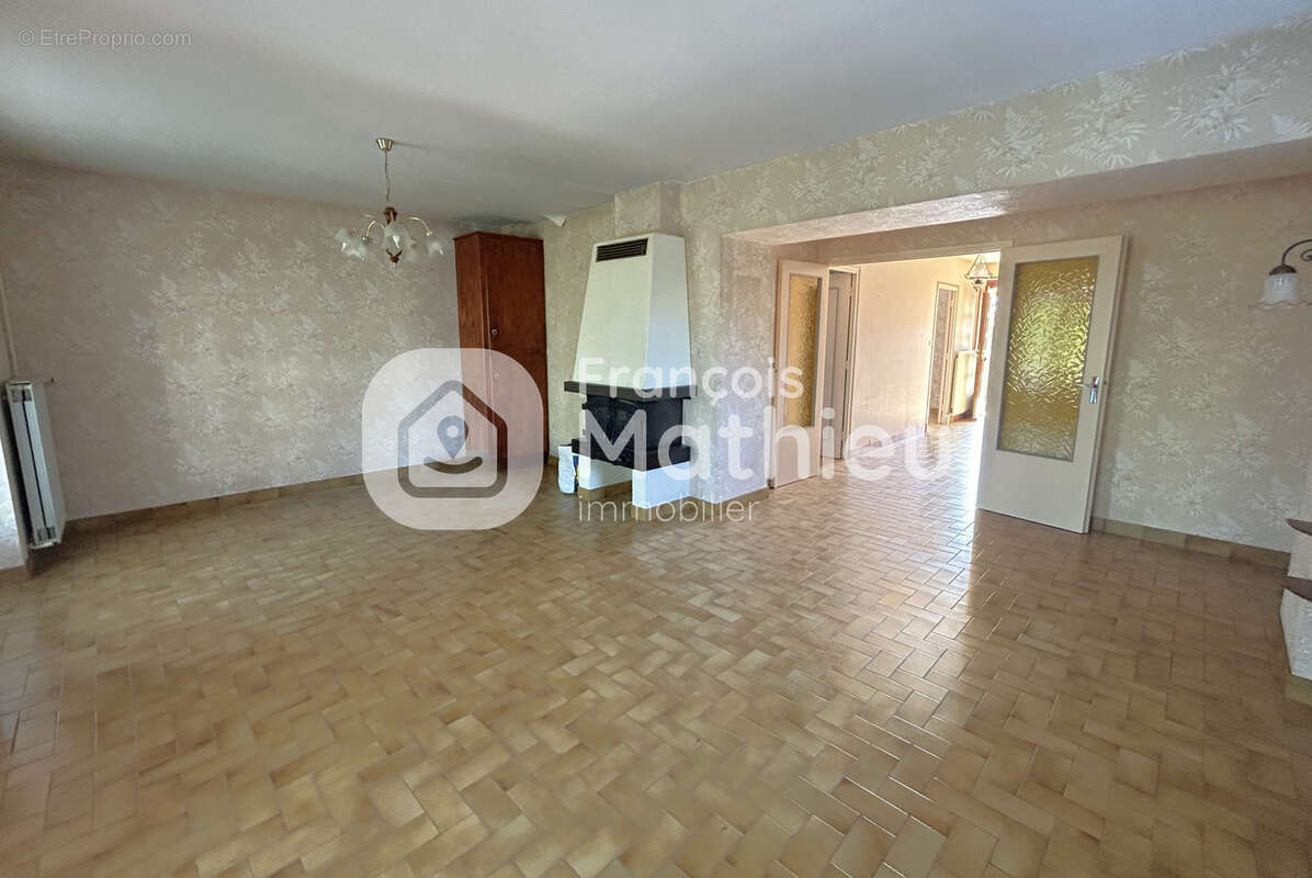 Clémenciat - Maison T3 d'environ 114m2 avec garage, cave et terrain d'environ 452m2. - photo 4