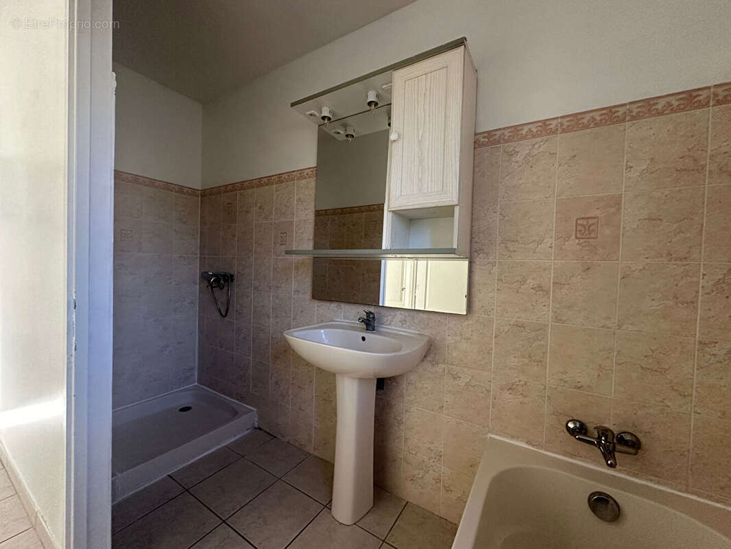 Saint Etienne du Grès : Villa de plein pied, 3 chambres, terrain 420m² - photo 9