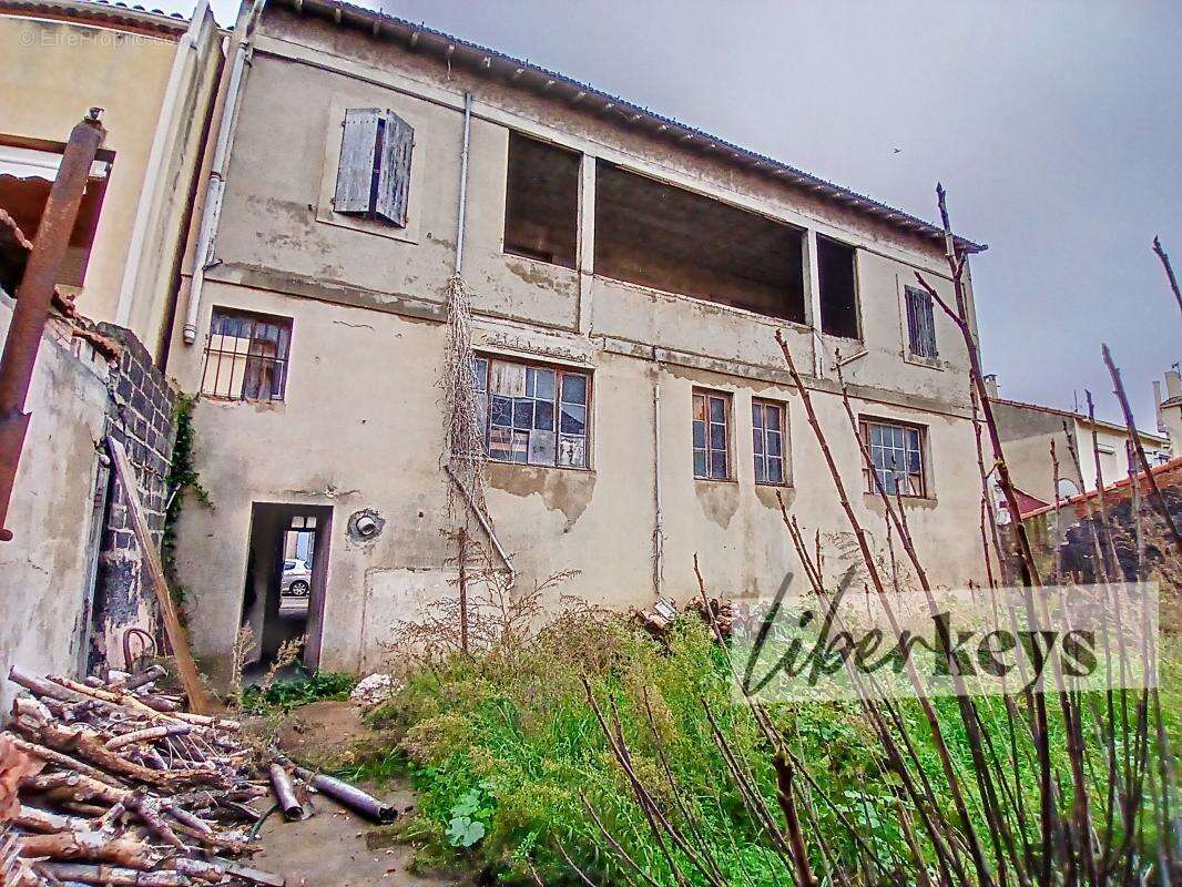 OPPORTUNITE INVESTISSEUR - Bâtisse à réhabiliter , avec vue partielle sur le port, dans un secteur en plein essor - photo 3