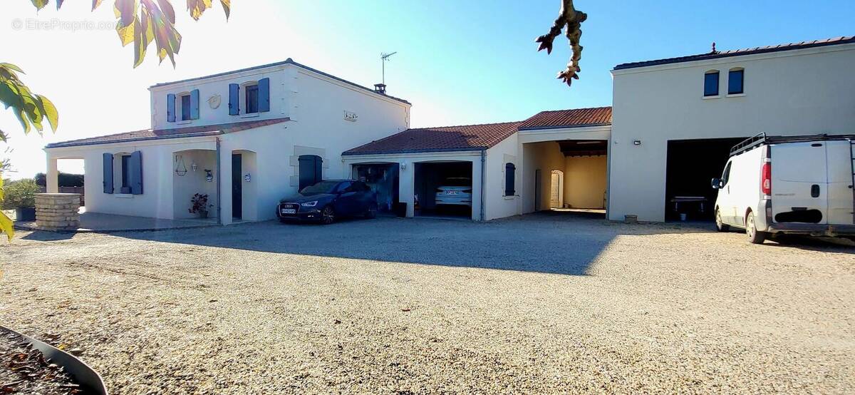 Maison à BLANZAC-LES-MATHA