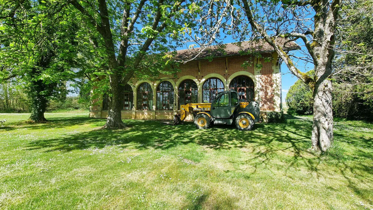 Très beau château datant du XVI ème entièrement rénové au milieu de 50 hectares et ses trois lacs situé dans l - photo 45