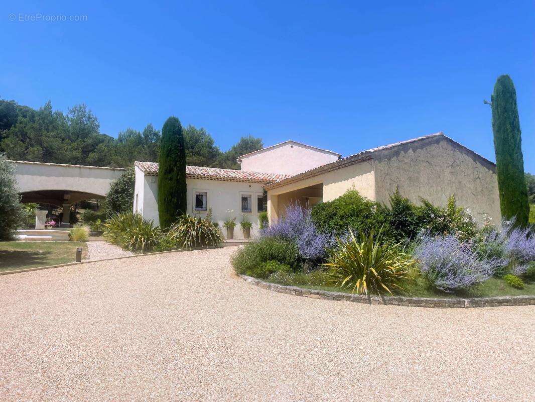 Maison 233 m² à Rognes  - photo 4