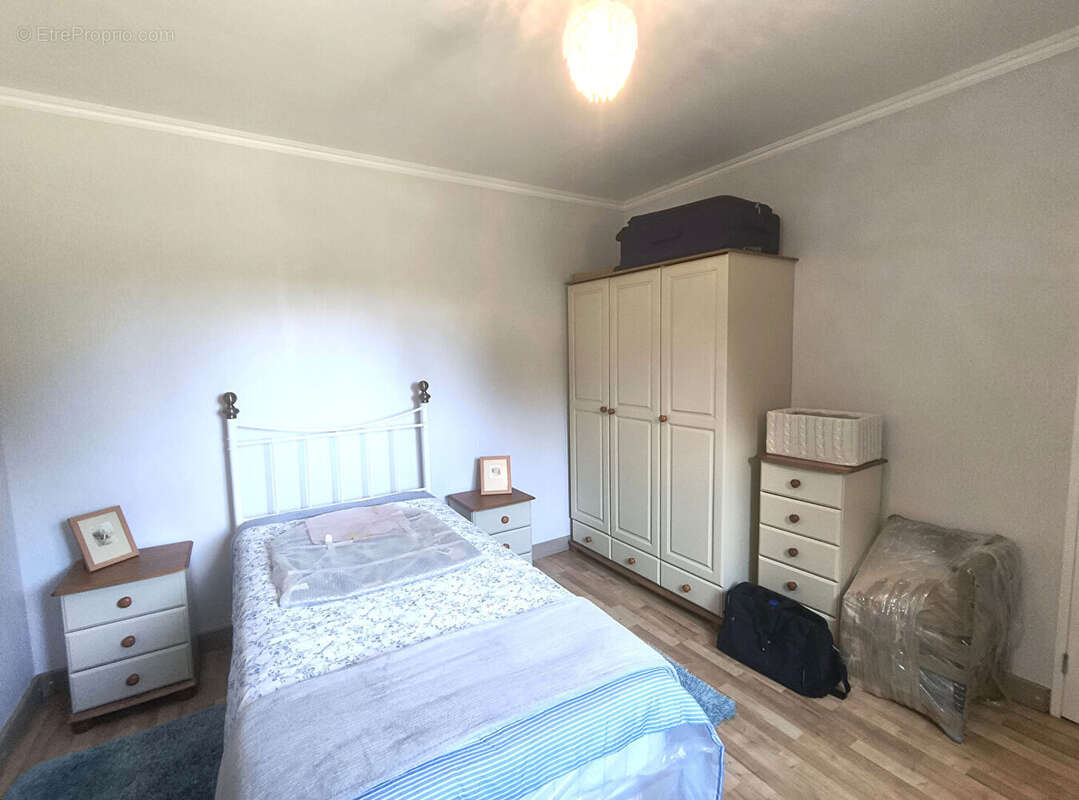 HAUTE-VIENNE - Charmant bungalow rénové offrant une vue imprenable sur le château et doté de 4 600 m² de jardins privésMaison  3 - photo 9