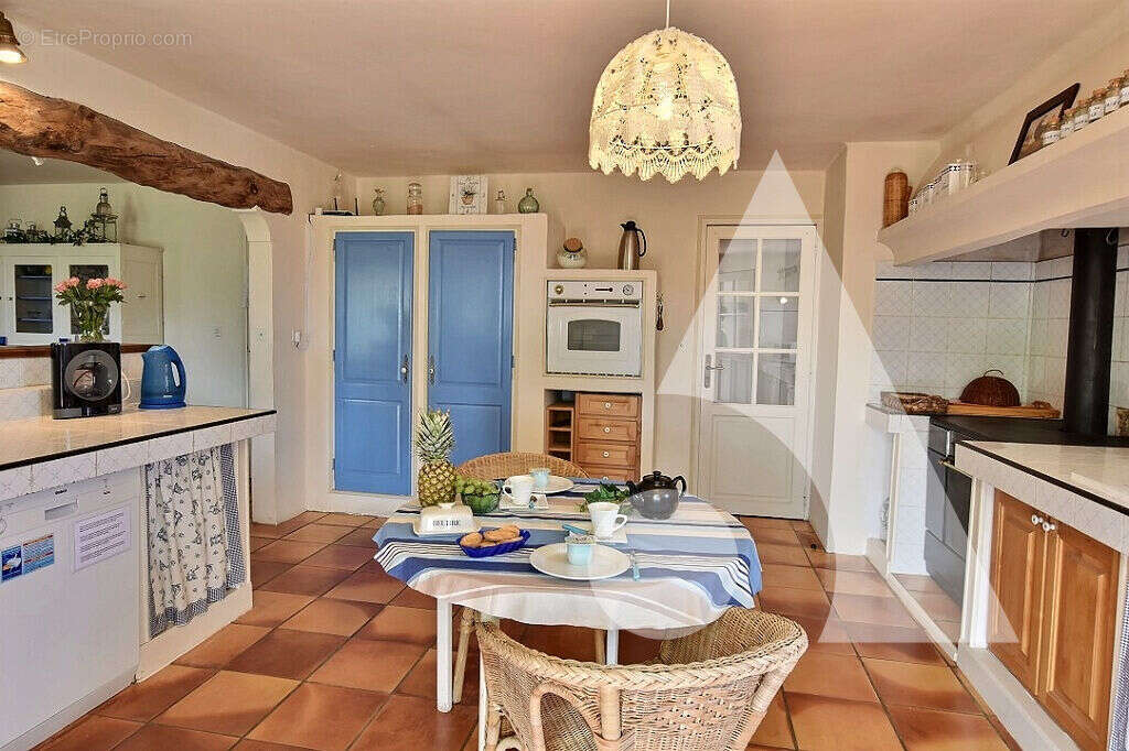 Maison provençale de plain-pied  135 m² avec piscine, double garage et fort potentiel ? Salernes - photo 4