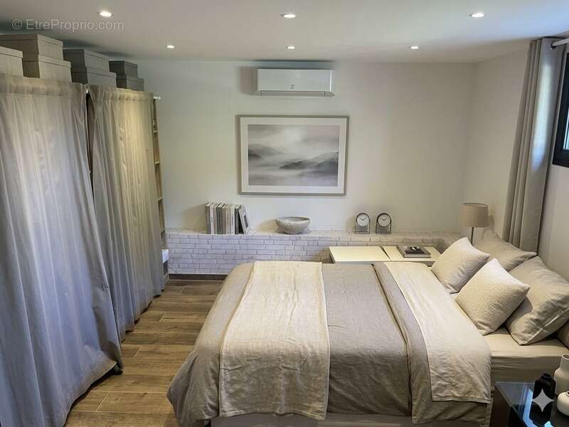 **Maison familiale de 205 m² sur 2 050 m² de terrain avec piscine, dépendance et cadre verdoyant** - photo 3