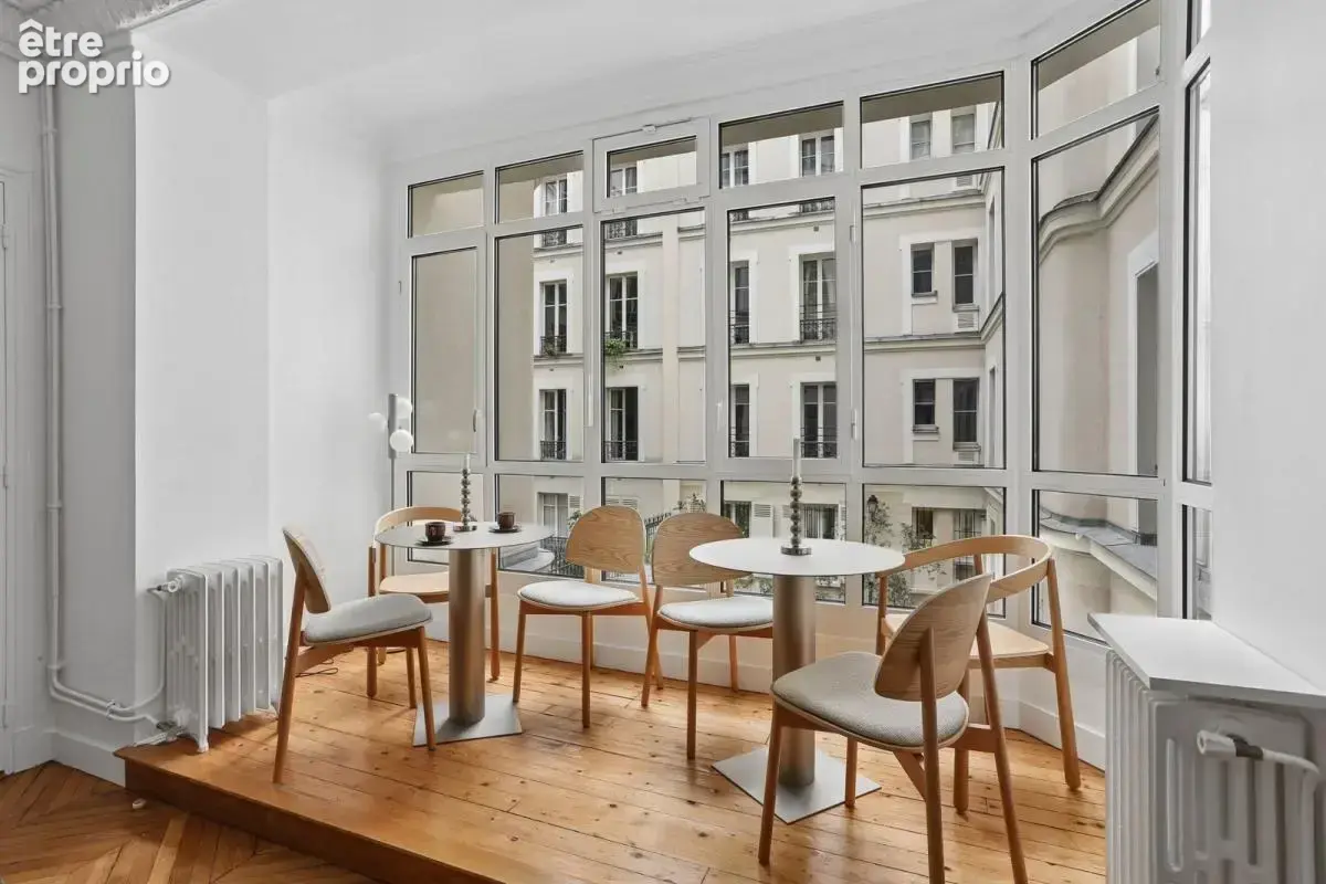 Paris XVIe – Avenue Victor Hugo / Arc de Triomphe - Appartement d'exception, cachet et volumes - photo 4