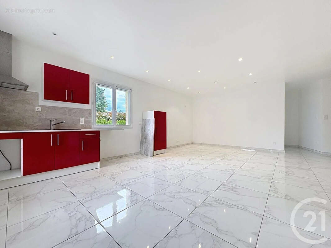 Maison à LA CHAPELLE-SAINT-LUC