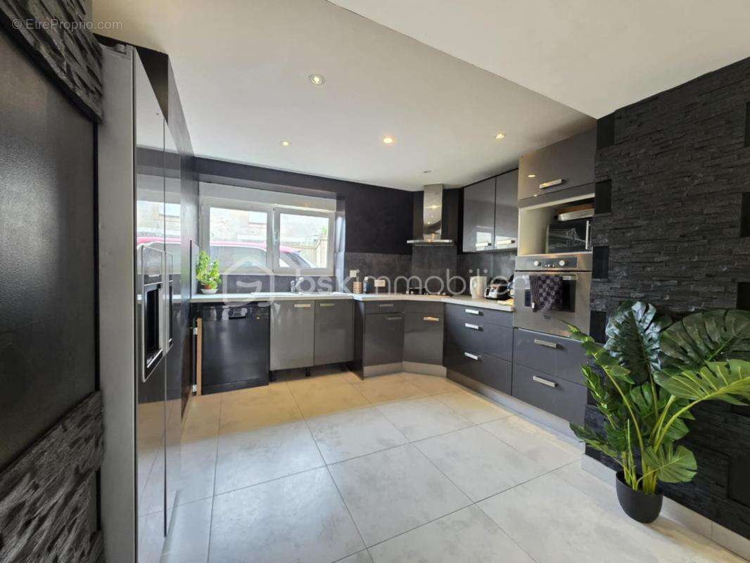 Maison à MONTCOURT-FROMONVILLE