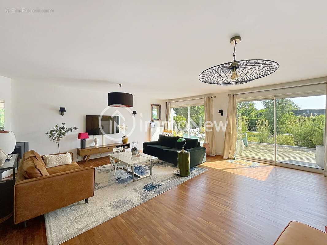 Une maison entièrement rénovée sur un terrain de quasiment 1000m2 - photo 7