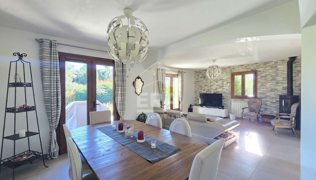 Vernègues !Maison familiale de 198 m² avec vue dégagée sur les collines - photo 2