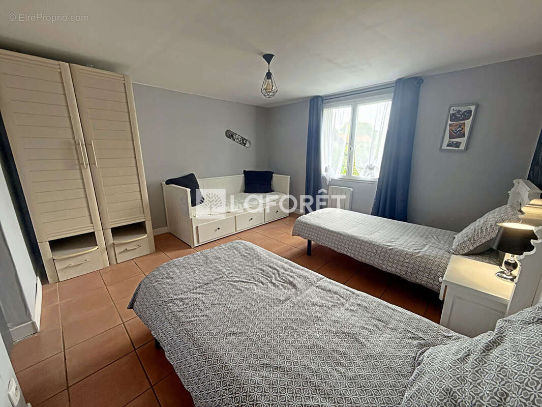 Maison à BAGE-LA-VILLE