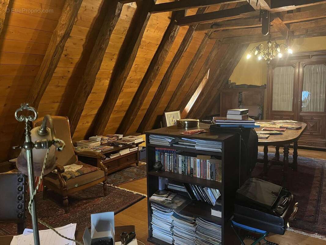 Maison R+1 - Combles aménagées - Pièce n°2 - Maison à LIVERNON