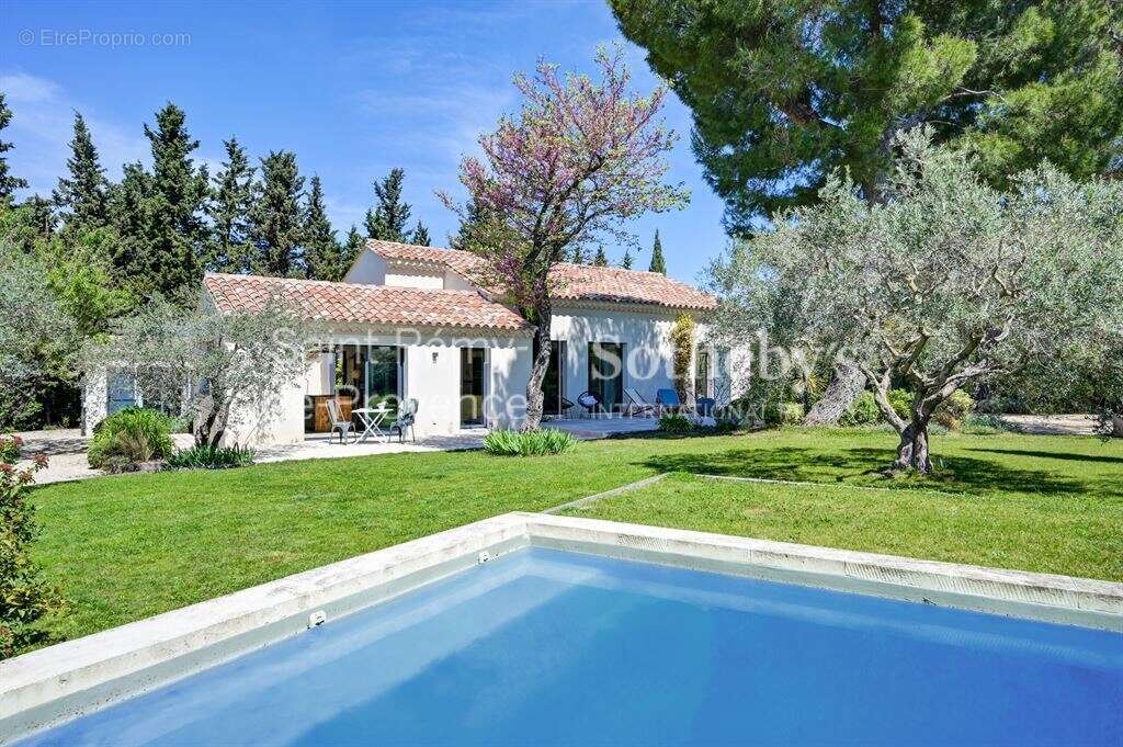 Exclusivité. Rare, Eygalières, belle maison rénovée en centre village avec jardin et piscine - photo 10