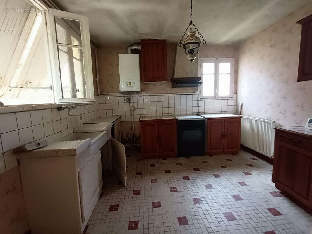 Maison 320 m² à Saint-Martin-Du-Bois  - photo 7
