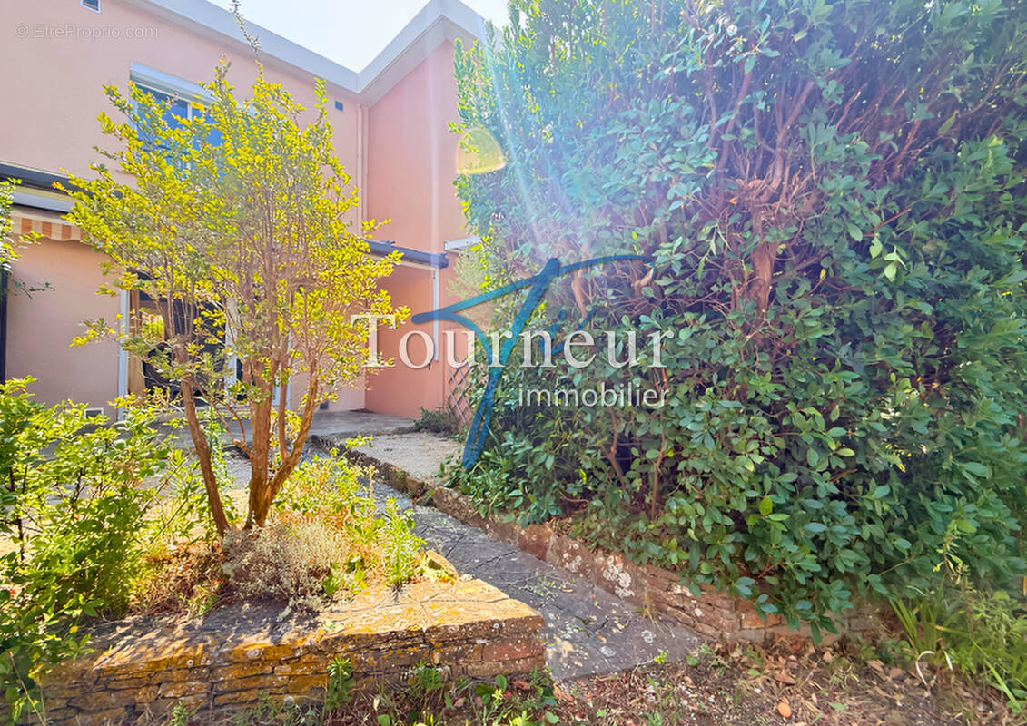 Six fours la meynade villa traversante de 49m2 hab deux jardins au calme absolu - photo 1