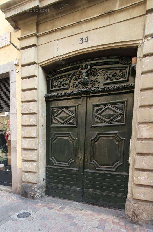 EXCLUSIVITE ! Investissez dans l'histoire ! Un hôtel particulier avec tour classée du XVe siècle, 7 appartements, un local comme - photo 2