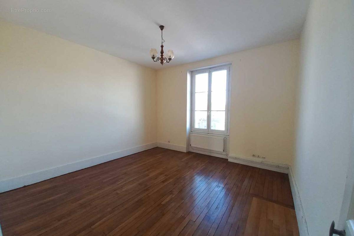 Appartement à VARENNES-VAUZELLES