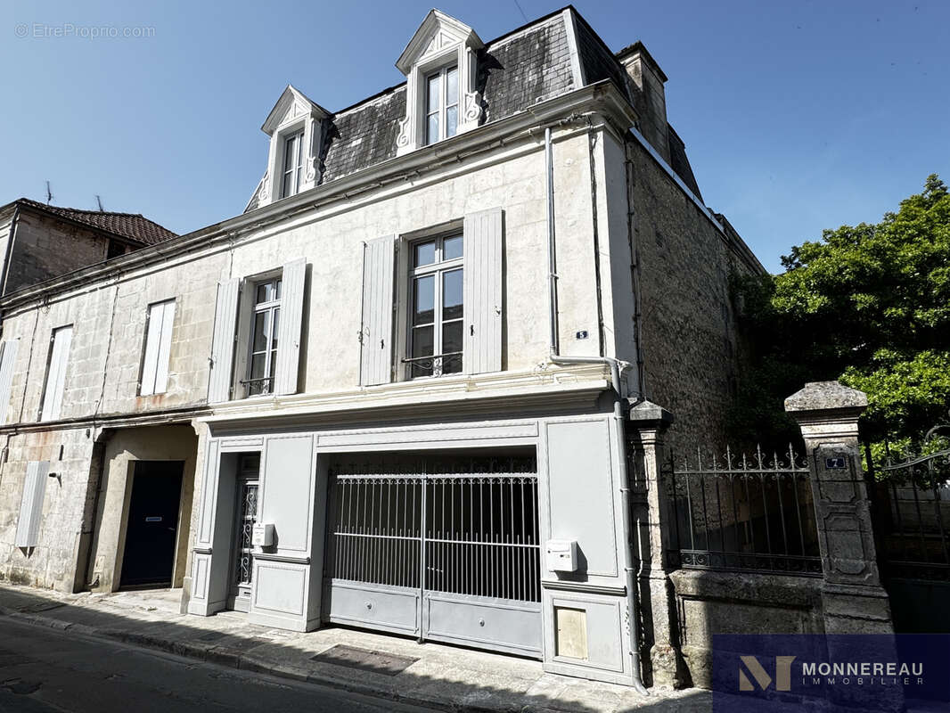 Maison à BARBEZIEUX-SAINT-HILAIRE