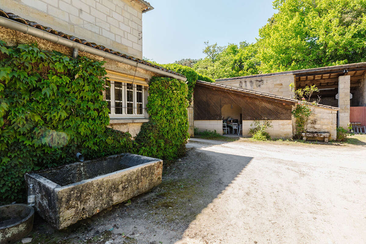 Maison à SAINT-CHRISTOPHE-DES-BARDES