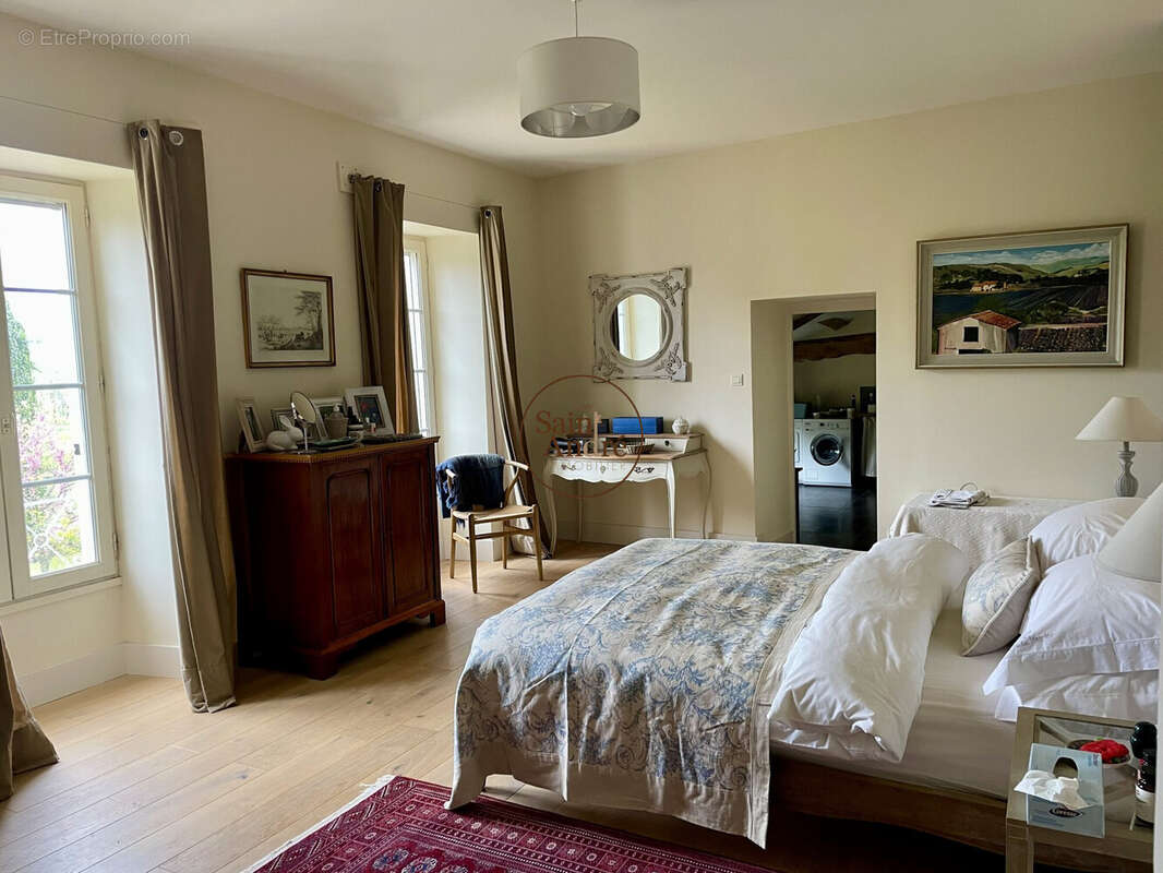 Maison 350 m² à Bouteville  - photo 8