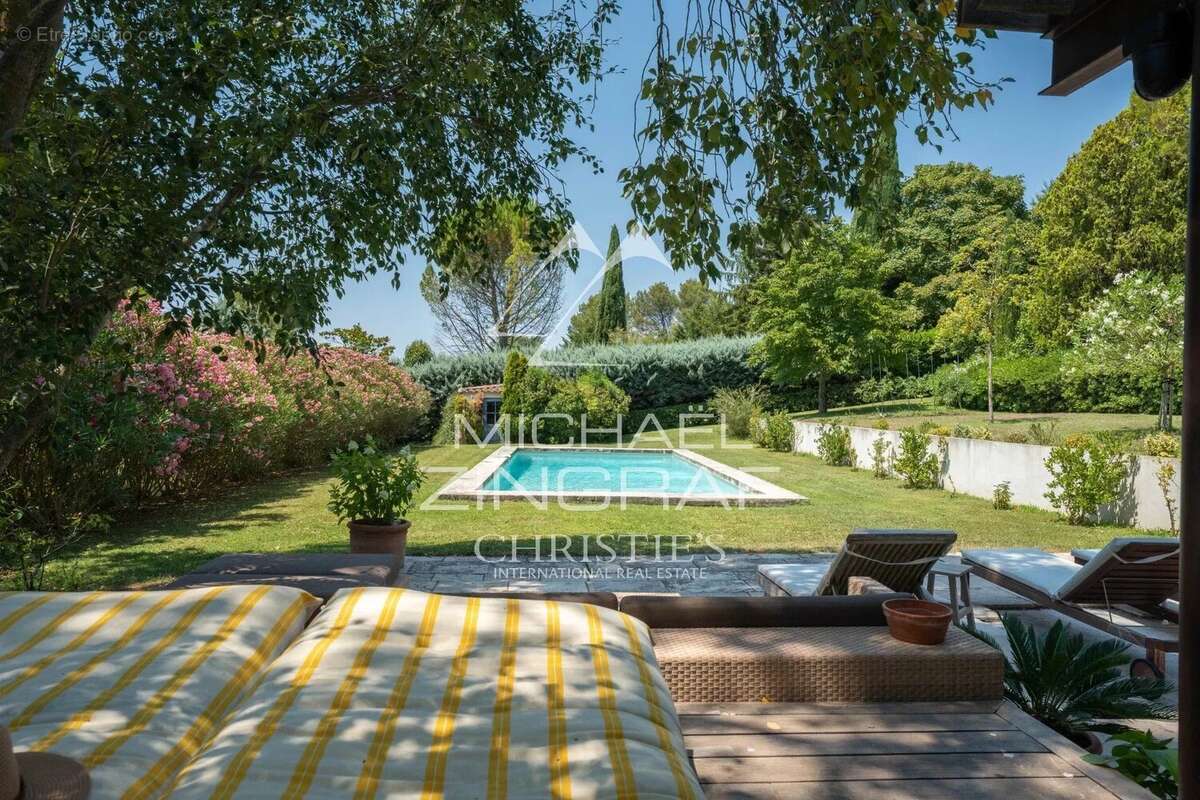 Aix-en-Provence – Propriété avec piscine au coeur d'un écrin de verdure - photo 24