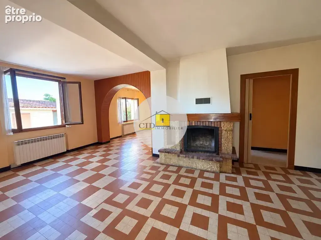 Maison 118 m2 à rénover   3 chambres, balcon, terrain clos de 370 m2 et 2 garages - photo 2