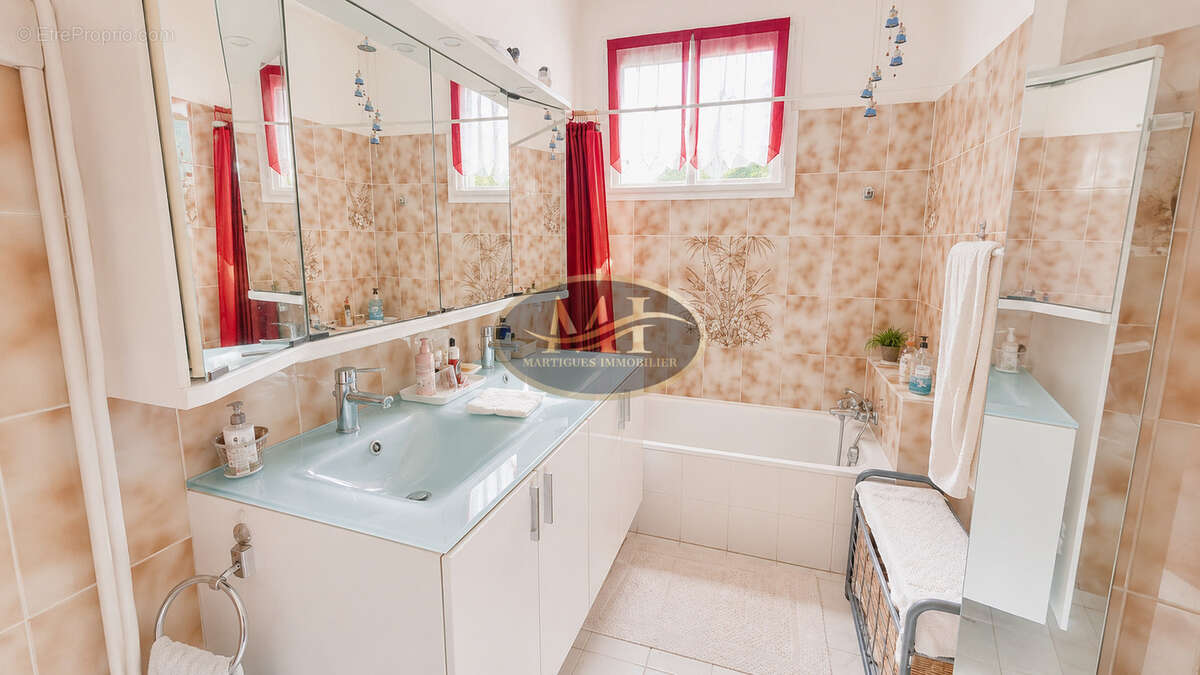 Maison familiale T5   134,5 m2   Dépendance / Studio - Martigues - photo 8