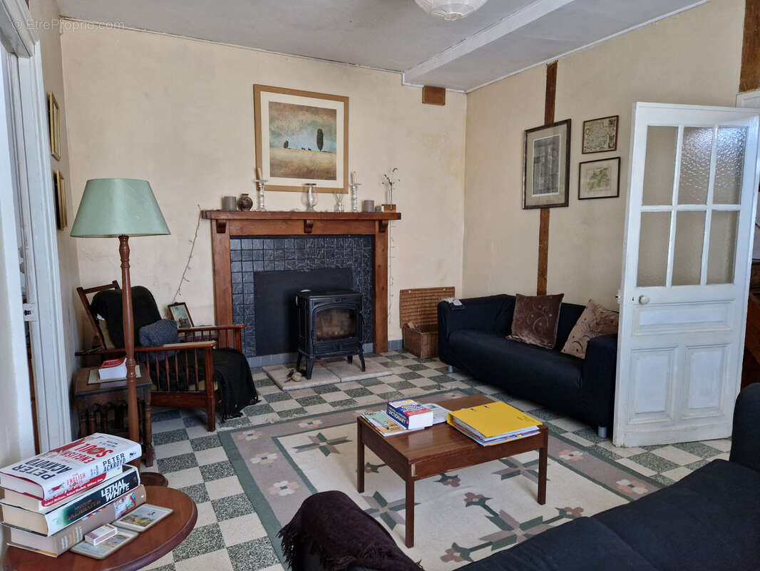 Maison à SAINT-PIERRE-DE-CHIGNAC