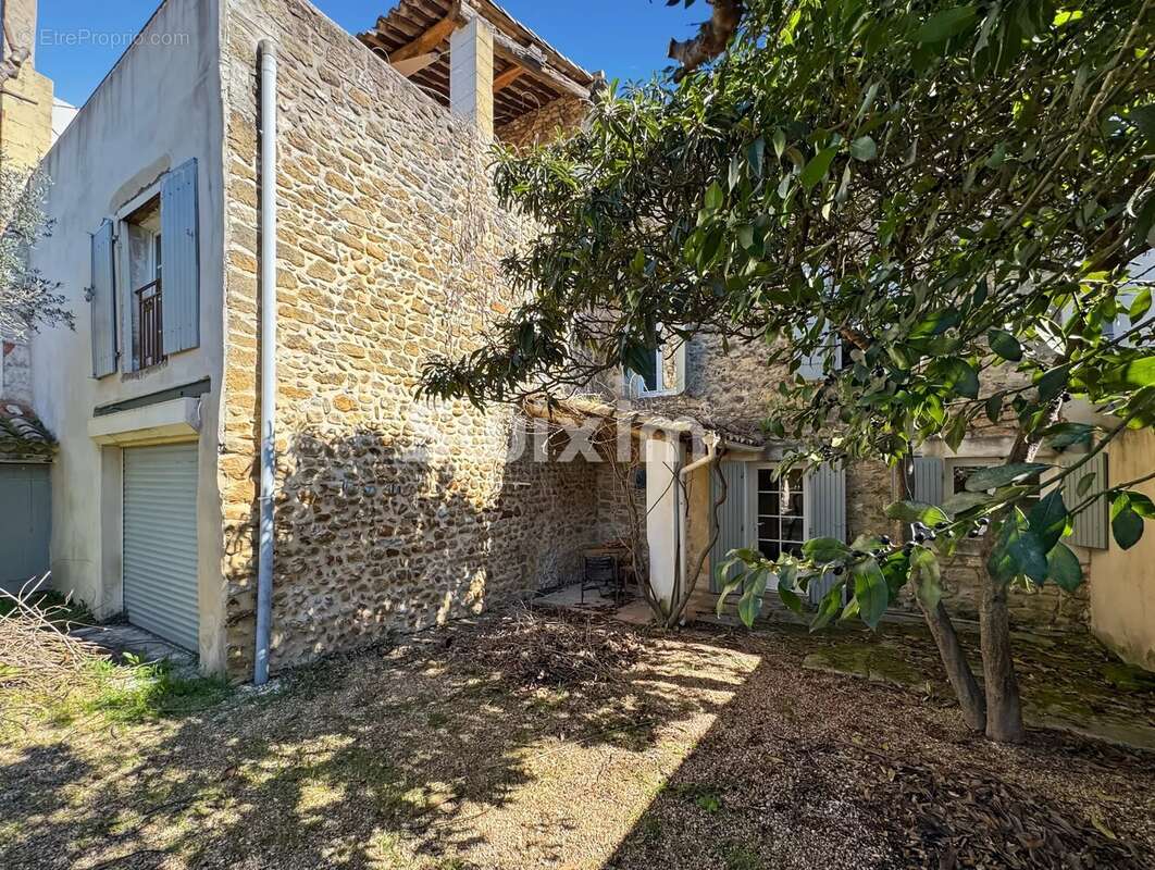 Maison à SAINTE-CECILE-LES-VIGNES