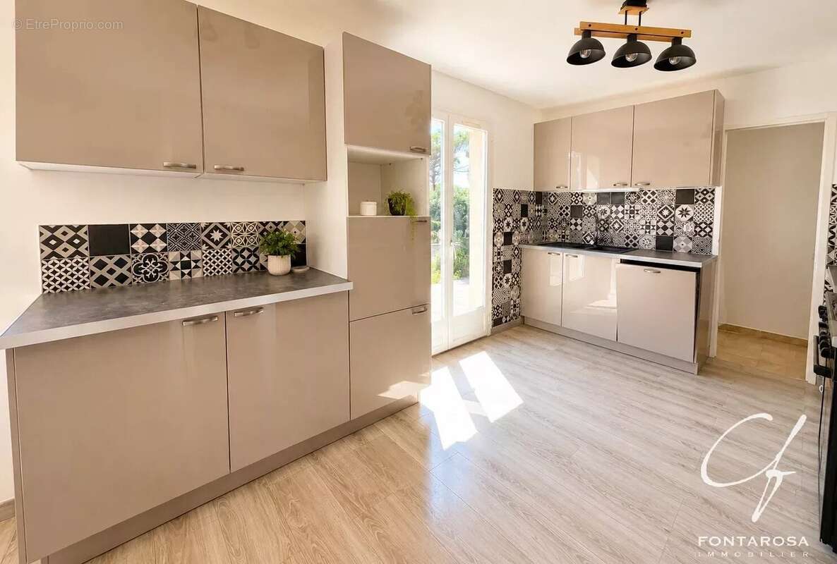 Fréjus – Quartier des Compassis  Maison rénovée de plain-pied avec mezzanine sur 1 811 m² de terrain - photo 6